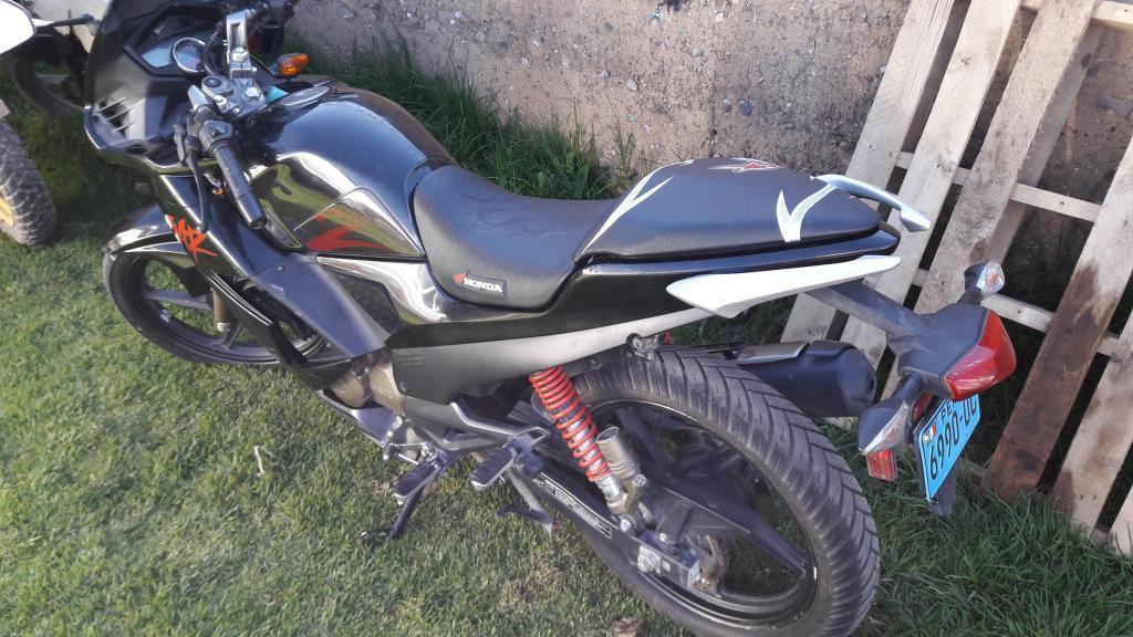 Moto Hero Karizma del 2015 negra uso domestico