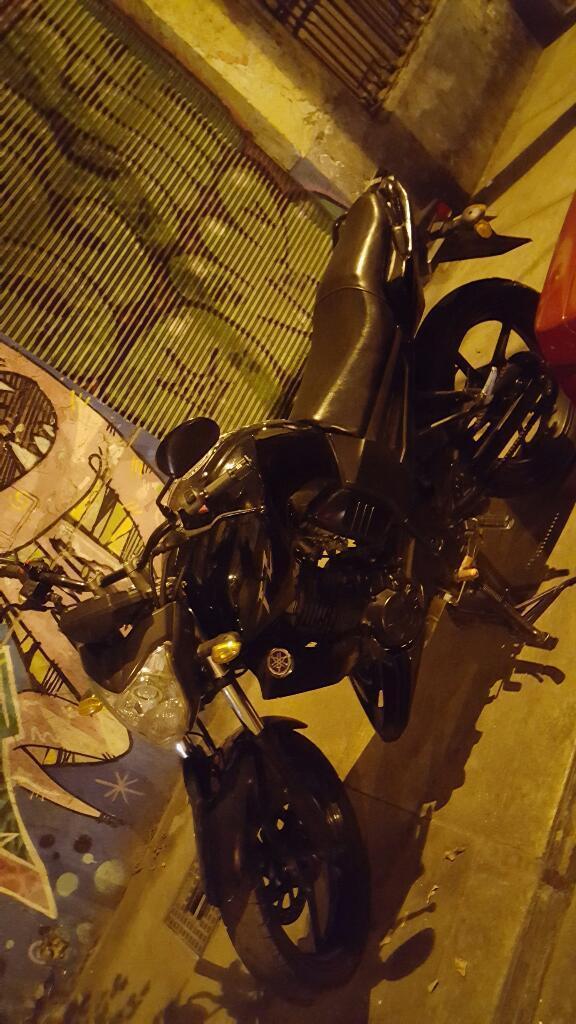 Moto Fz Yamaha Negra con Ojo de Angel