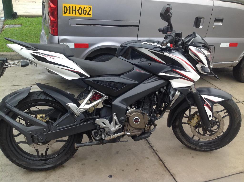 Vendo moto bajaj pulsar NS200 decal