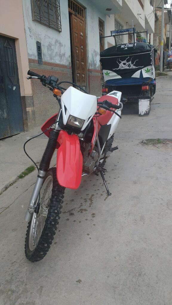 Vendo Moto Lineal Honda Tornado Año 2012