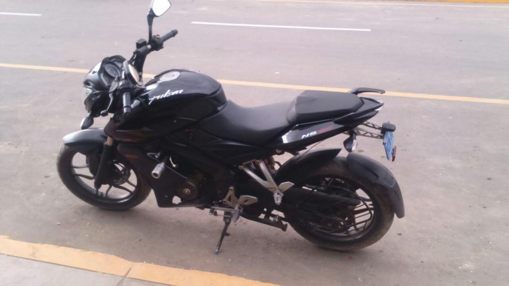 Moto lineal pulsar NS 200 color negra.este mes cumple un año