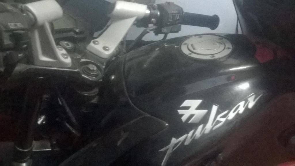 VENDO MOTO PULSAR 135 COLOR NEGRO ASOLO 3300 SOLES