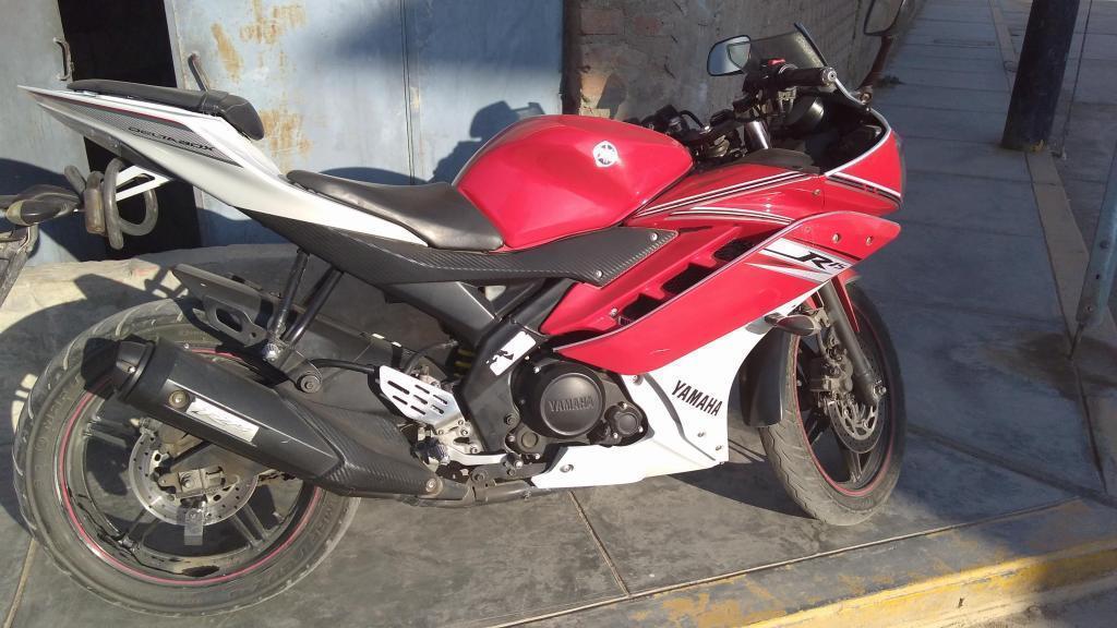 Moto Yamaha R15 color rojo