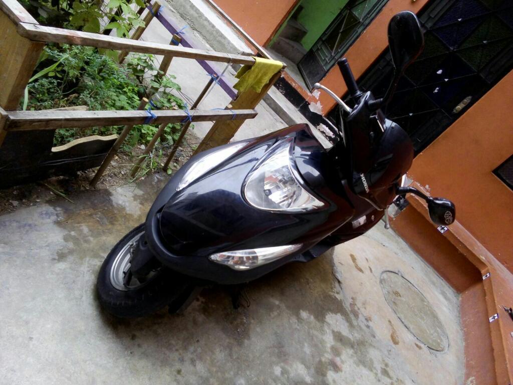 Moto honda elite 125 del 2012,km 21000, soat marzo 2018, limpia