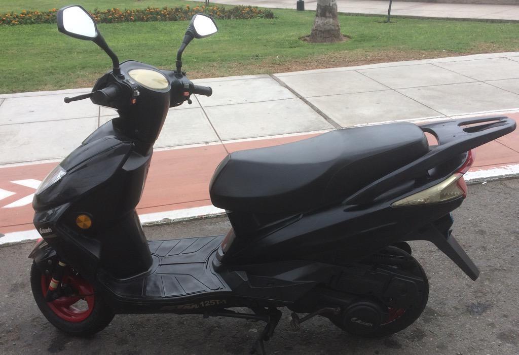 Moto Scooter Rtm 125 Con Casco Y Guantes