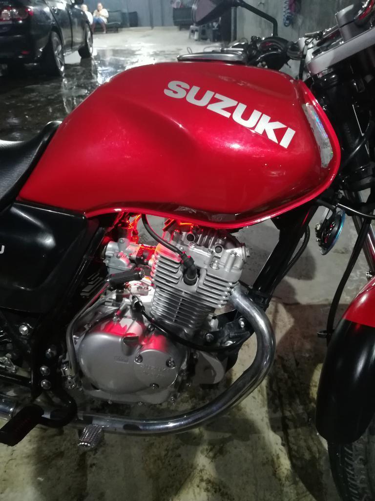 Suzuki. en 125