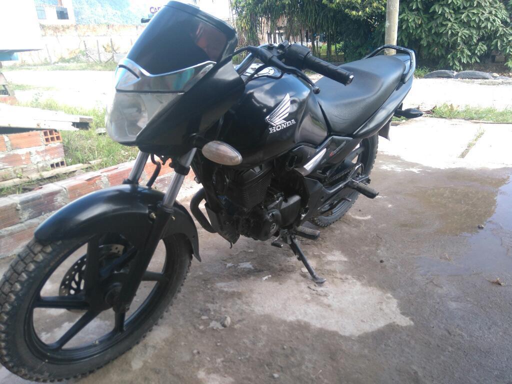 Vendo Moto Lineal Cbf 150 Color Negra en Buen Estado