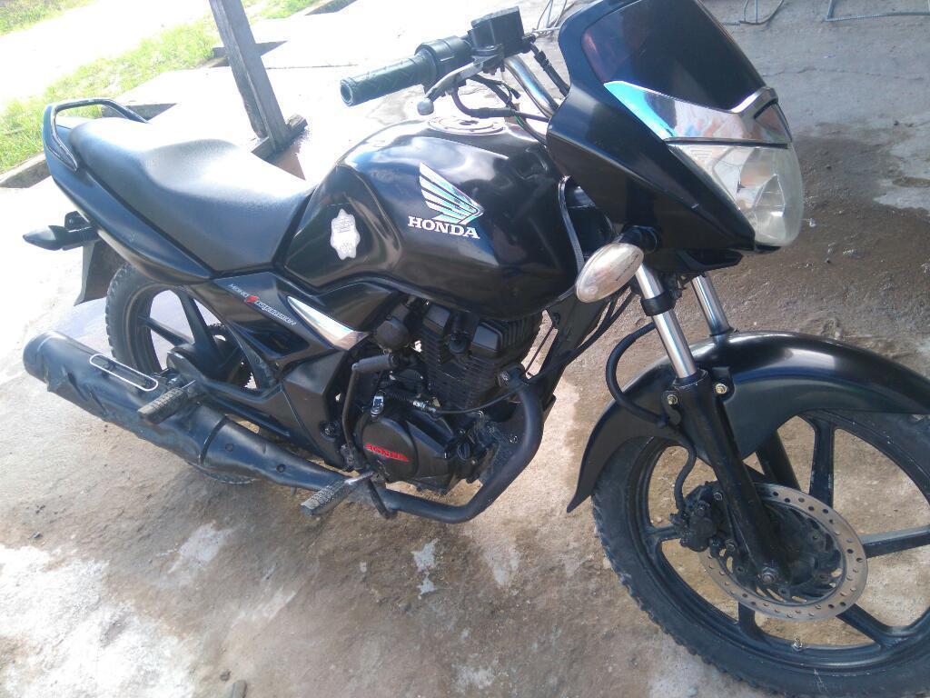 Vendo Moto Lineal Cbf 150 Color Negra en Buen Estado