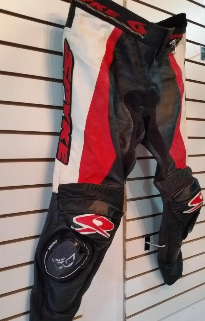 pantalon para motociclistas en cuero y con sus protecciones de calidad ITALIANA SPYKE RACING
