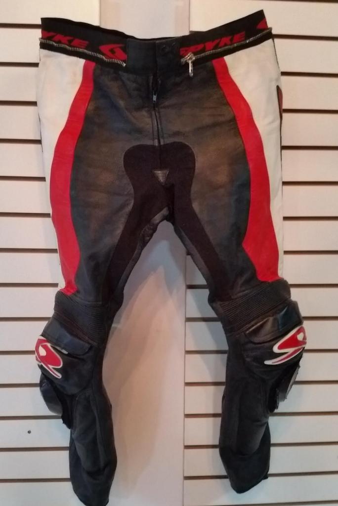 pantalon para motociclistas en cuero y con sus protecciones de calidad ITALIANA SPYKE RACING