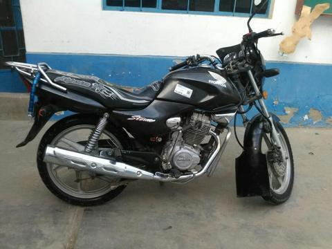 Vendo moto lineal honda con papeles en regla mas soat