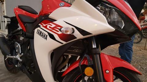 Moto Yamaha R3 Roja