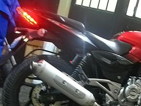 Pulsar 220 Naked Roja
