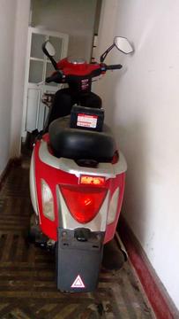 vendo scooter REPLICA VESPA 150 cc. casi nueva 900 km LINDA moto