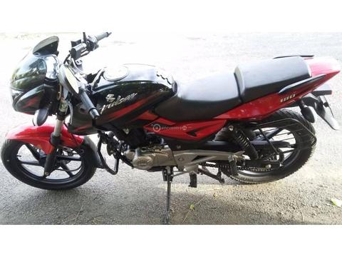 se vende moto pulsar 180 color roja en buen estado