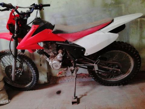 Moto armada 200 sin papeles en remate pero esta limpia negociable