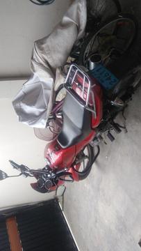 Vendo una moto honda 125 color rojo en buen estado incluye su casco