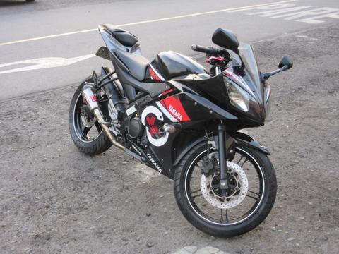 yamaha R15 con varios extras