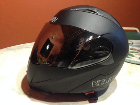 CASCO ARTICULADO PARA MOTO CON LENTES INCORPORADOS Y VENTILAS DE AIRE REGULABLES