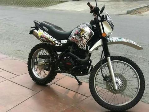 Moto Marca Cross Tuneada con Resonador