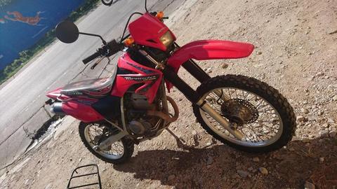 Moto tornado Honda 249 cc rojo 2010