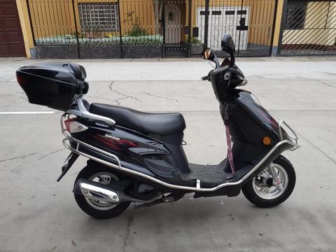 Moto scooter negra