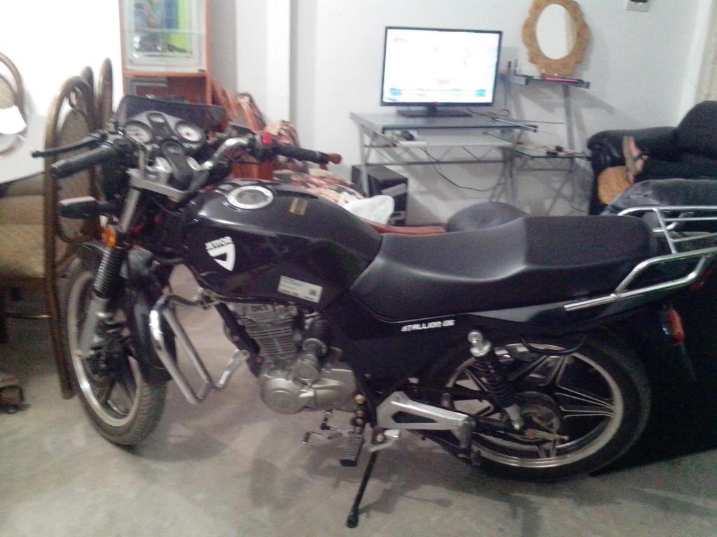 VENDO MOTO LINEAL135 SEMI NUEVA