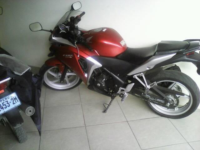 VENDO MOTO HONDA CBR250R