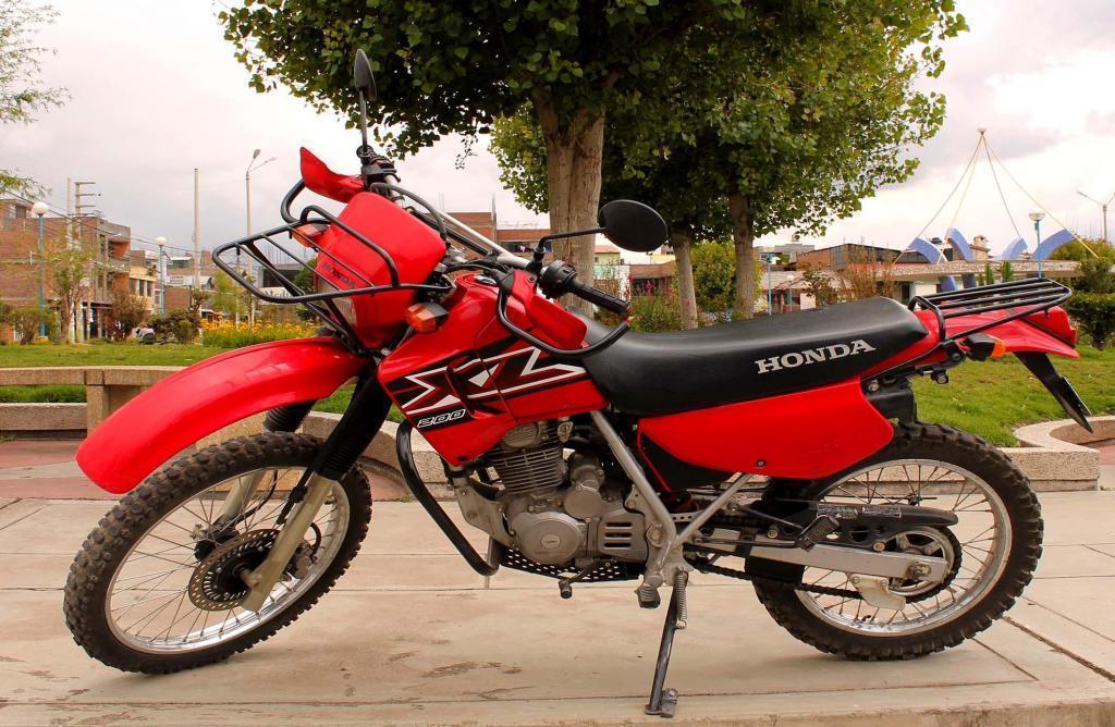 Moto todo terreno Honda XL 200 del año 2011, en excelente estado