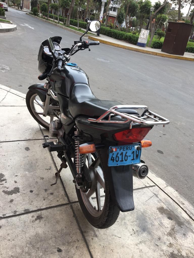 Ocacion Moto Honda Vendo por Viaje