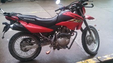 moto honda 125 color rojo