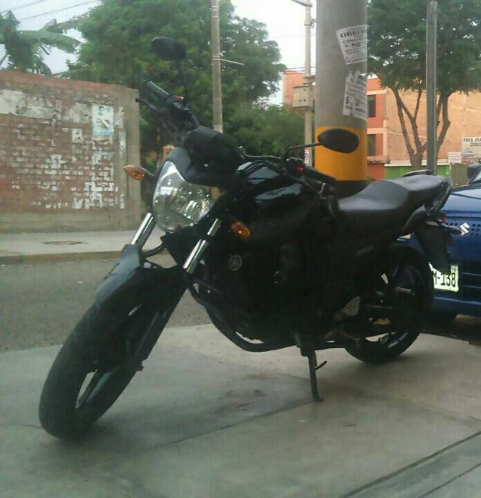 Moto Lineal Negra Fz 16 Del Año 2014