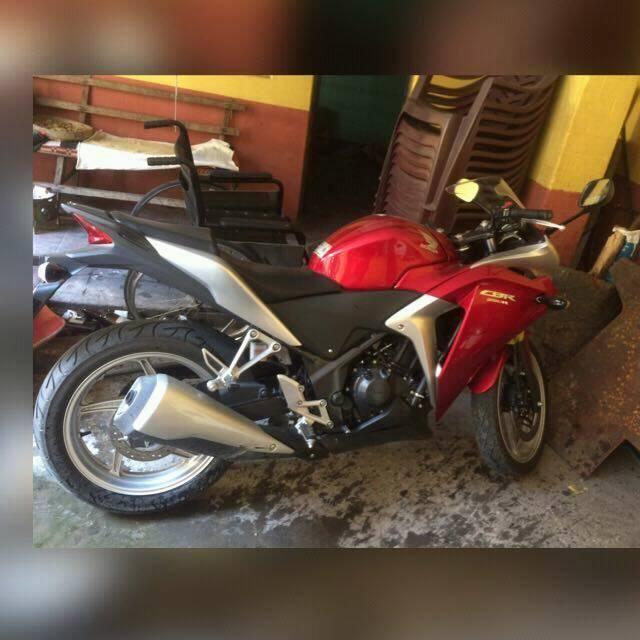 VENDO MOTO LINEAL HONDA CBR250R