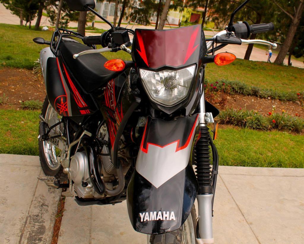 Moto todo terreno Yamaha XTZ 125, año 2015 como de fábrica