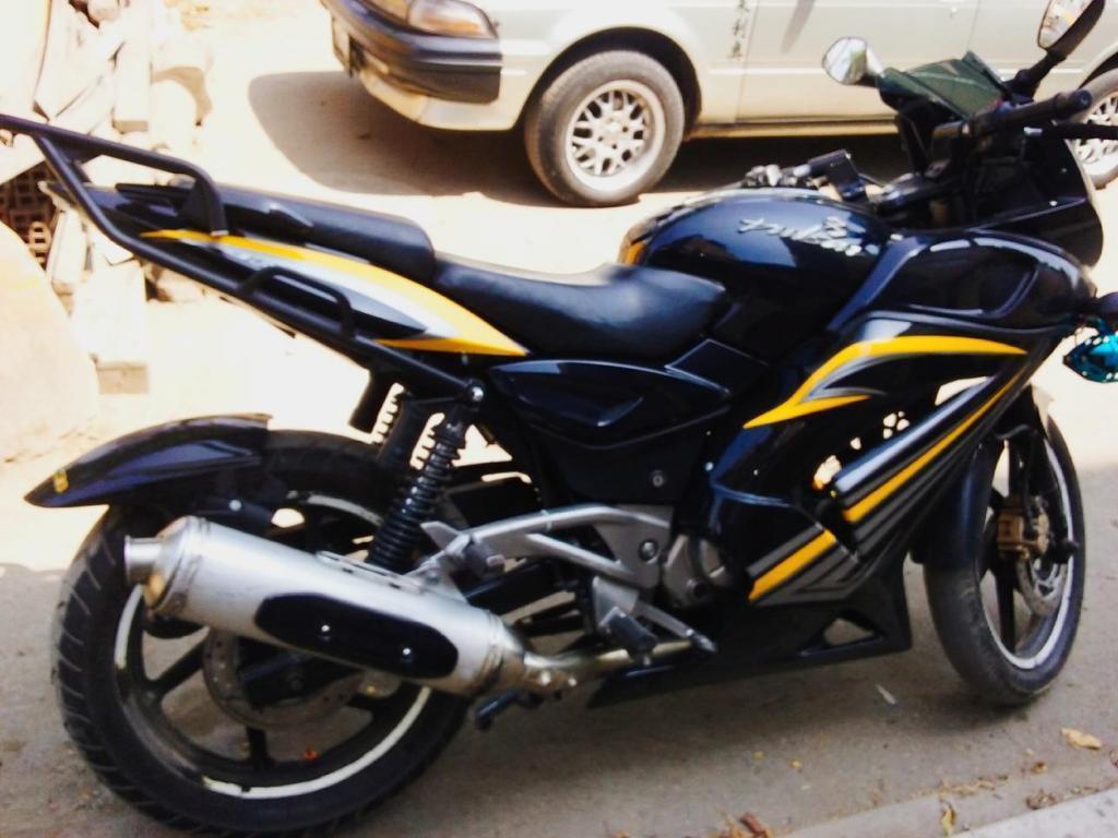 Moto pulsar 220ff modificada la vendo con todos lo extras 33.000km