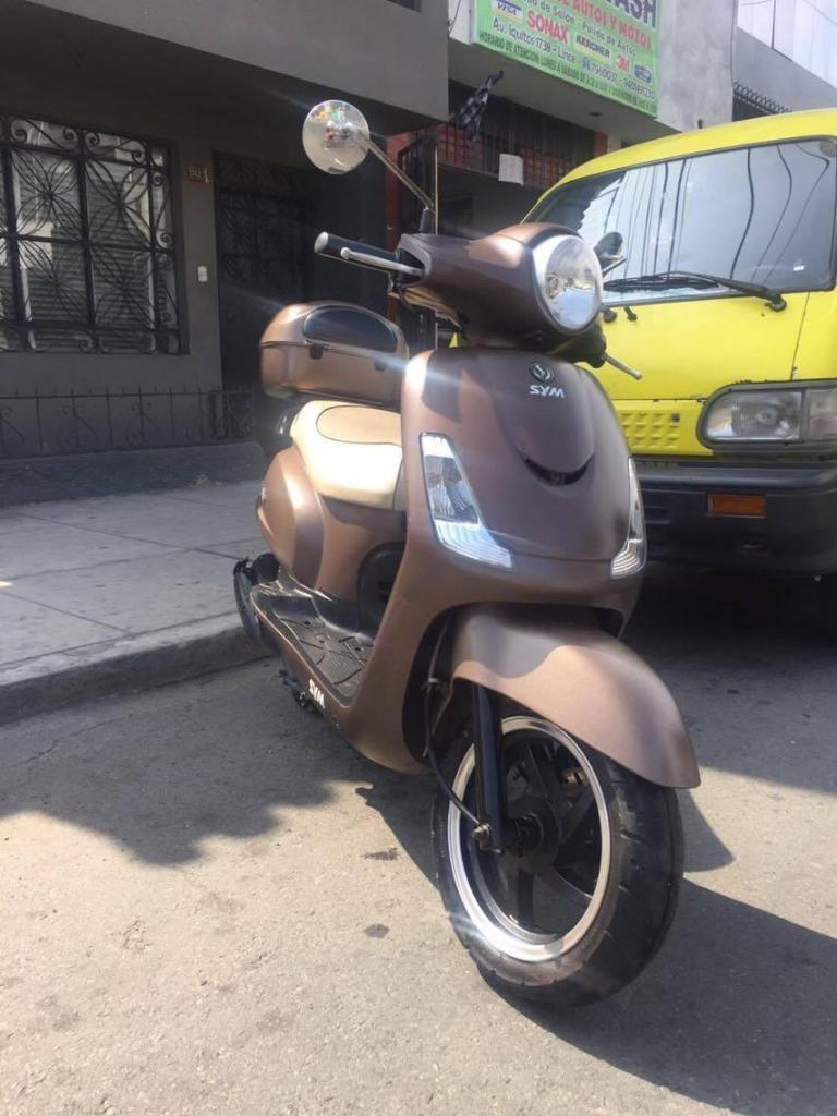Moto SYM Fiddle ll scooter 125 2014 maleteray 2 cascos Shiro