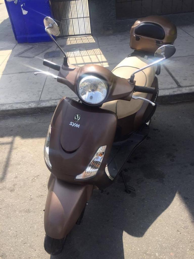 Moto SYM Fiddle ll scooter 125 2014 maleteray 2 cascos Shiro