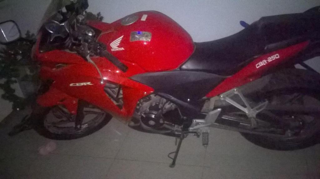 vendo mi moto honda cbr 250 poco uso