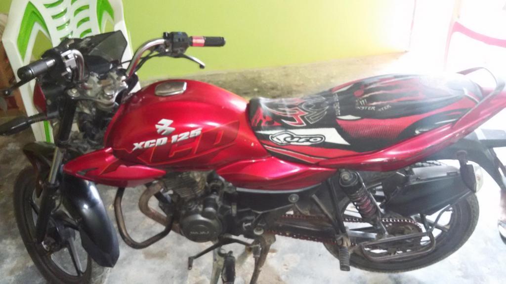 moto Bajaj xcd 125, color rojo llamar al 967992909