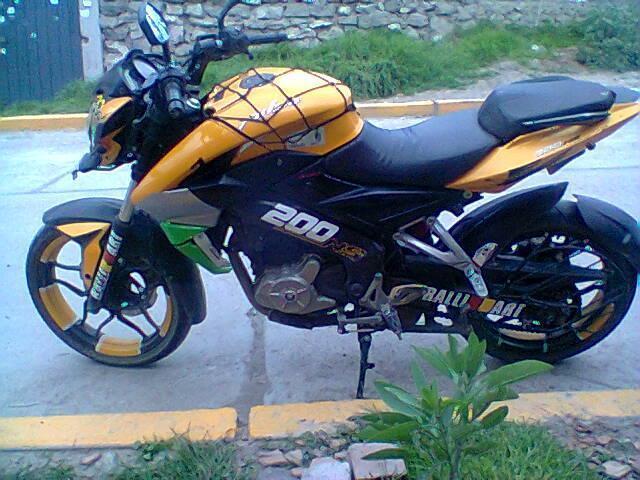 VENDO UNA MOTO LINEAL MARCA PULSAR NS 200