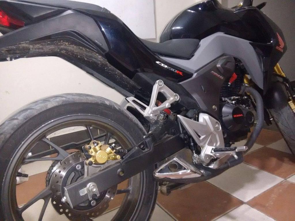 moto honda cb 190r color negra con 1650 km