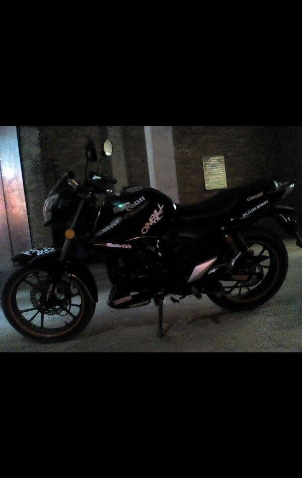 se vende moto pistera, marca cross, motor 200 y soat vigente