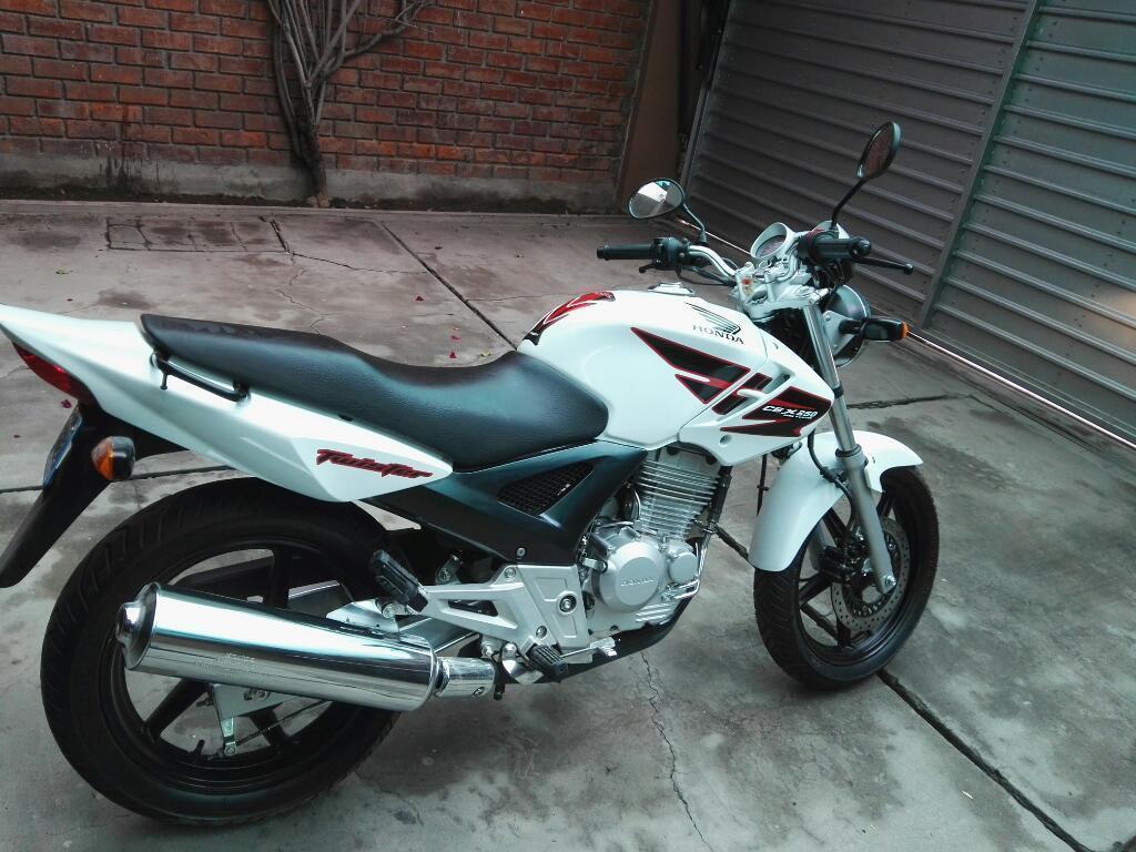 Remato Moto Honda Twister 250cc, Nueva