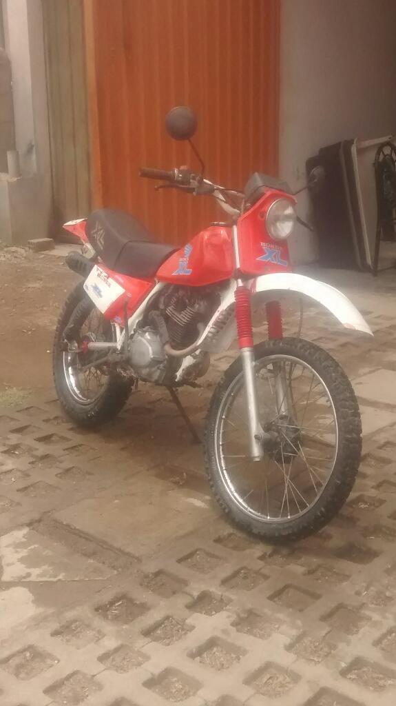 Vendo Moto Lineal Honda en Muy Buen Estado