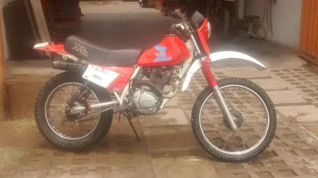 Vendo Moto Lineal Honda en Muy Buen Estado