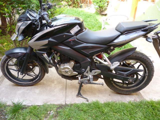 Motocicleta Pulsar NS200 color negro