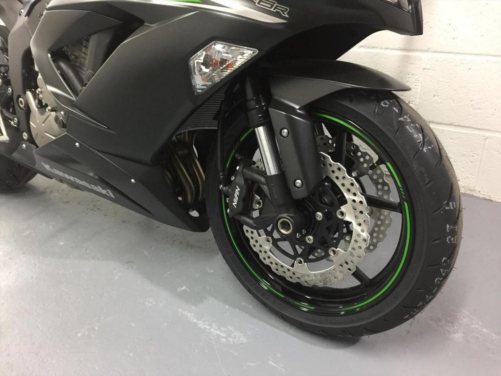 Modelo Kawasaki Ninja ZX6R 2015 parcialmente usado