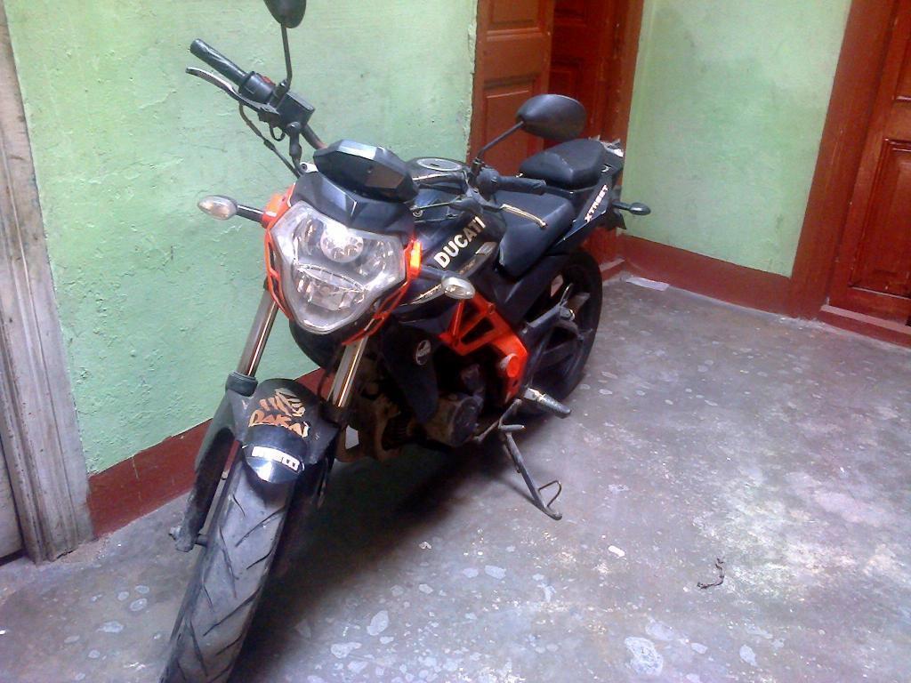 VENDO MOTO UM.180