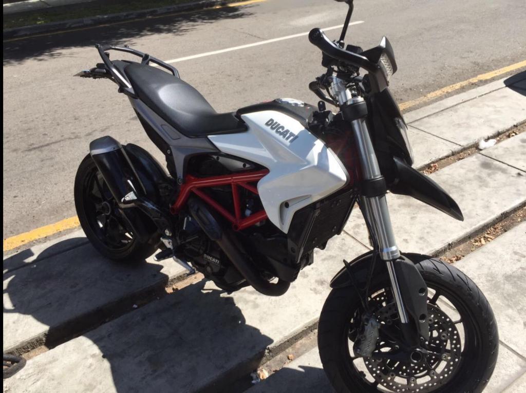 Moto Ducati Hypermotard 821 2013