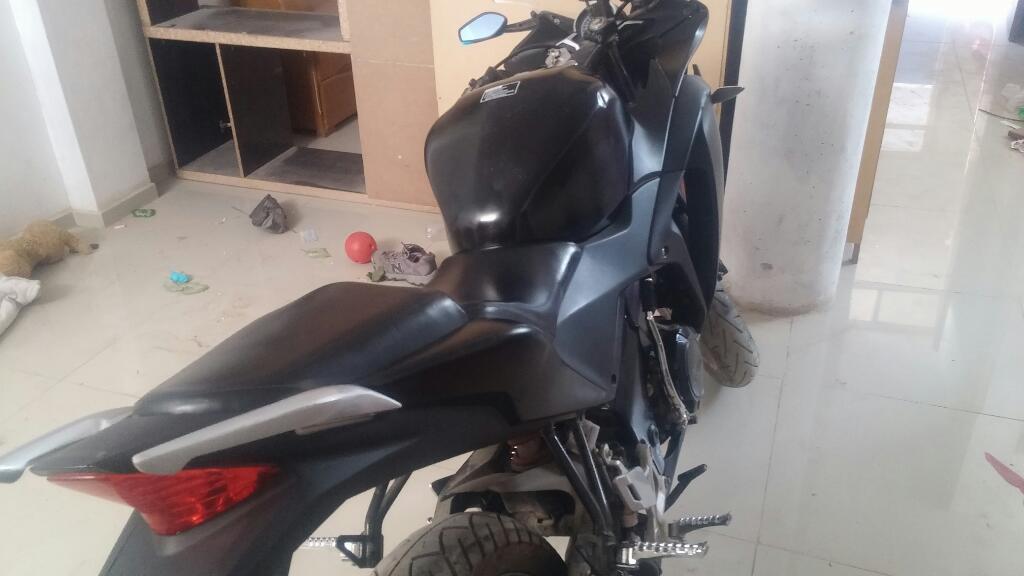 Moto Negra Modelo Cbr